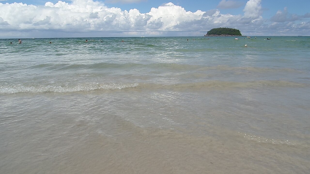 Plage de Kata : baignade, surf et services